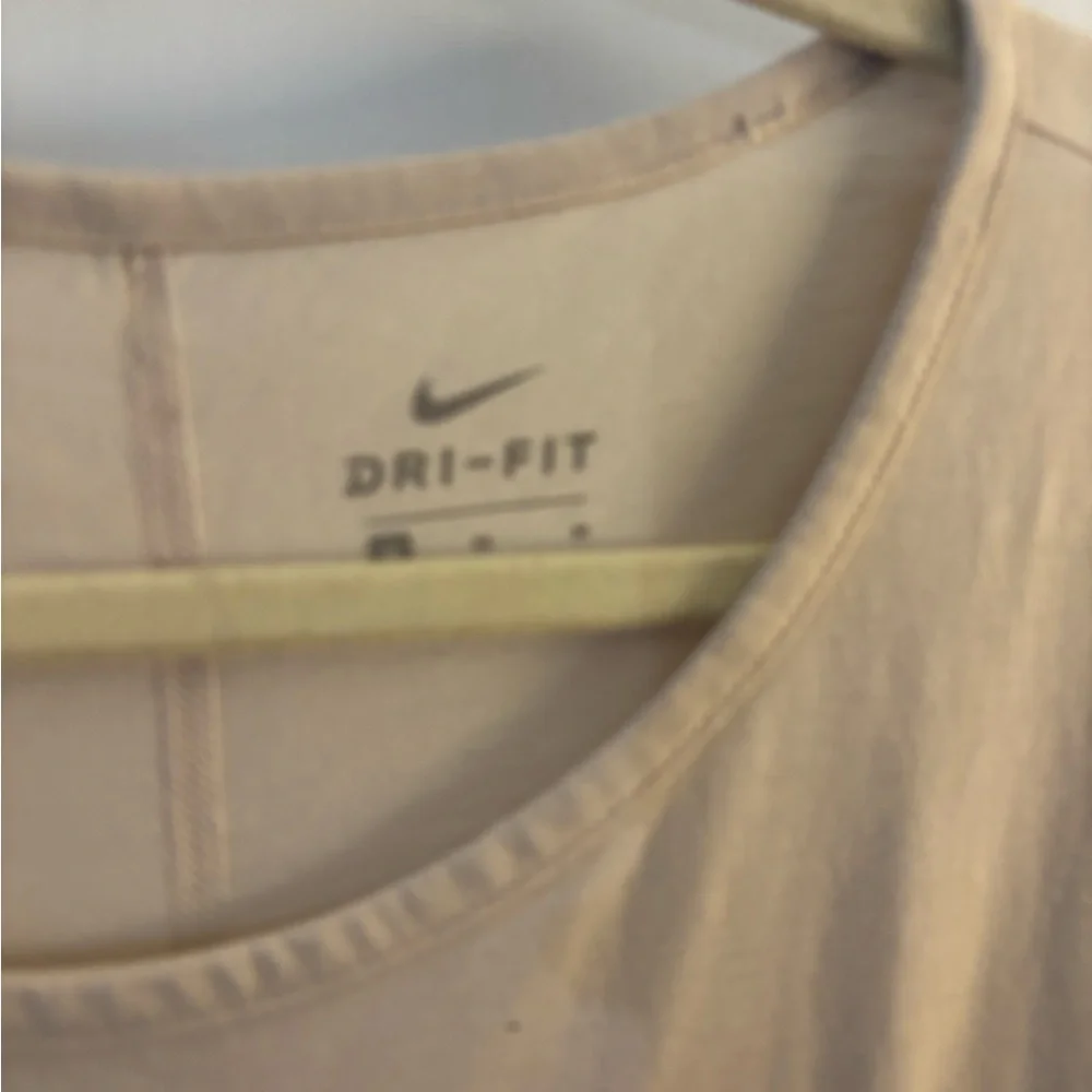 Nike Dri-FIT Woman’s Short-Sleeve Tee in Light Beige Sz Med